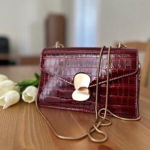 Elegant Burgundy Crocodile-Embossed Women's Bag